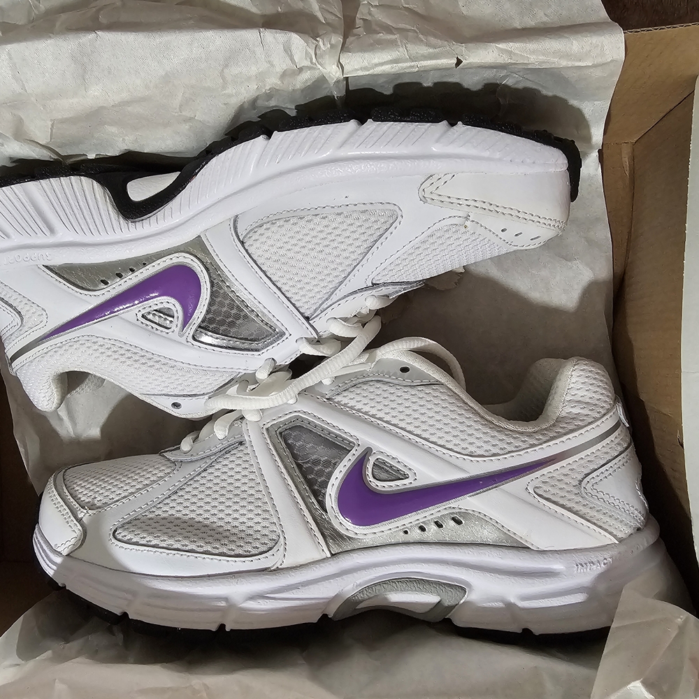 Nike White and Purple Athletic Shoes with Supportive Midsole